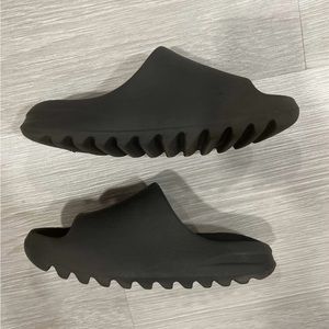 Yeezy slides “onyx” size 7.